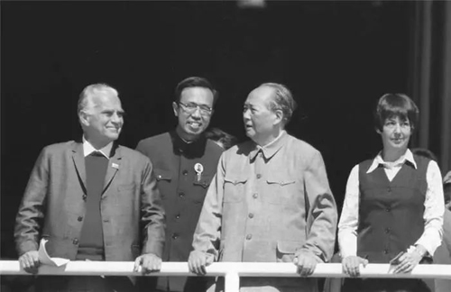 1970年10月1日,毛泽东和斯诺在天安门城楼500.jpg