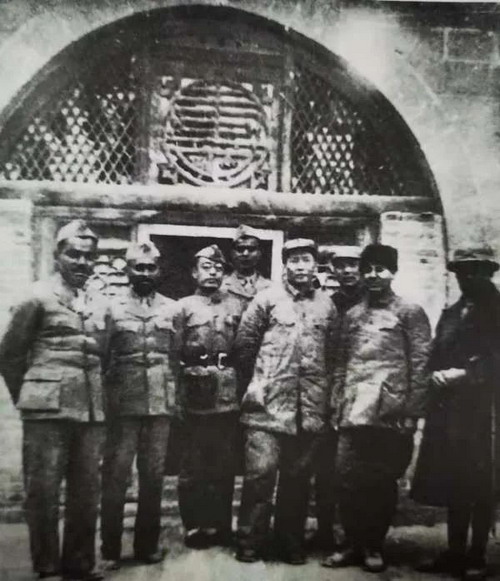 毛泽东与印度援华医疗队全体成员合影_缩小大小.jpg
