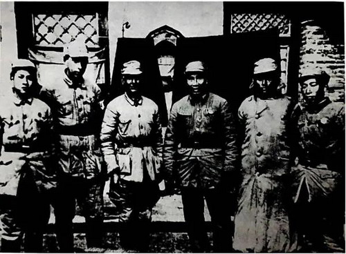 朱德与印度援华医疗队成员等合影_缩小大小.jpg