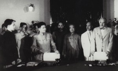1953年,杰克-佩里和其他15名英国公司代表访问北京500.jpg
