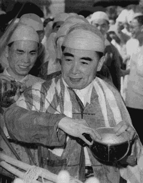 1960年4月,访缅期间身穿缅服参加泼水节的周总理500.jpg