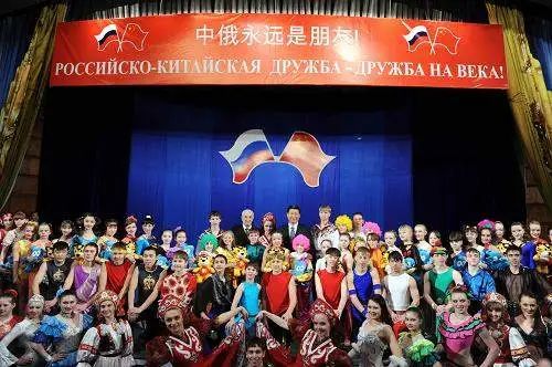 2010年3月习近平在“海洋”全俄儿童中心观看学生表演.jpg